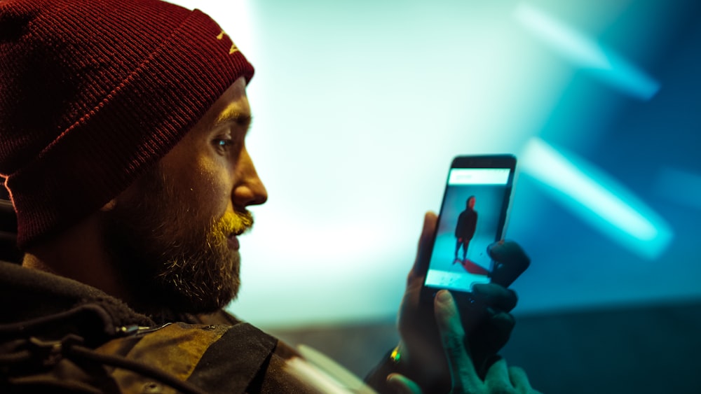 Hombre usando un teléfono inteligente