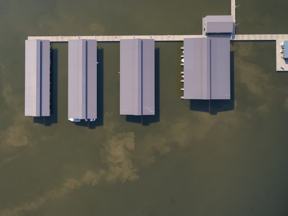 수역에 회색 지붕 건물의 항공 사진