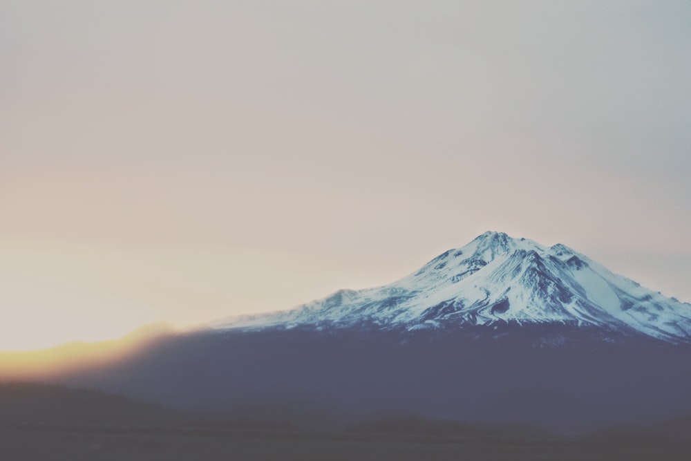 Fotografía de paisaje de montaña blanca y negra