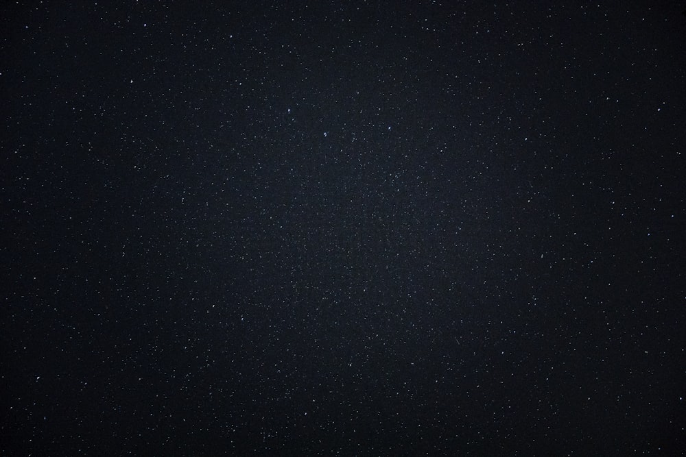 Un ciel nocturne avec quelques étoiles dedans