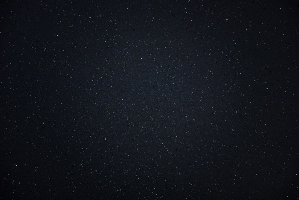 Un cielo nocturno con algunas estrellas en él
