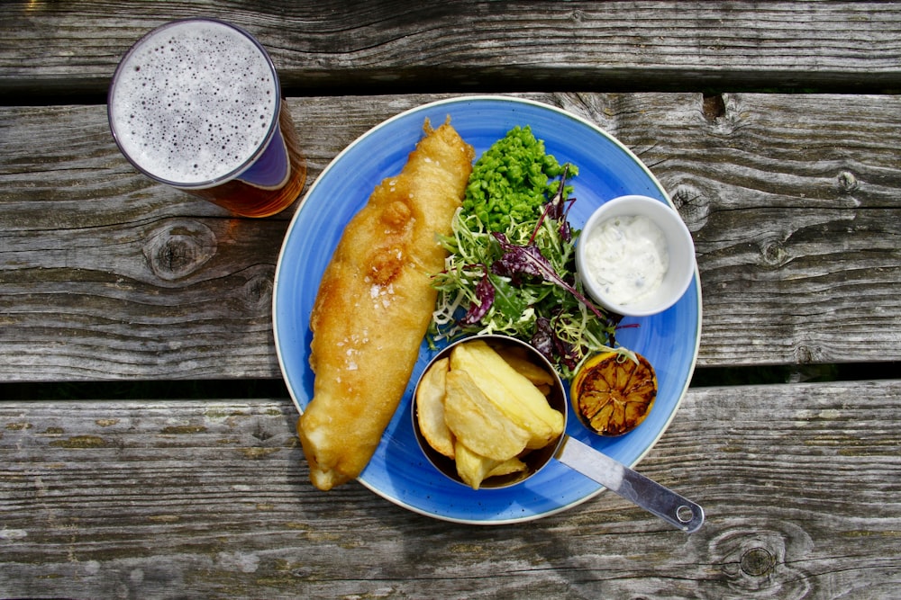 Gebäck und Bratkartoffeln auf blauem Teller