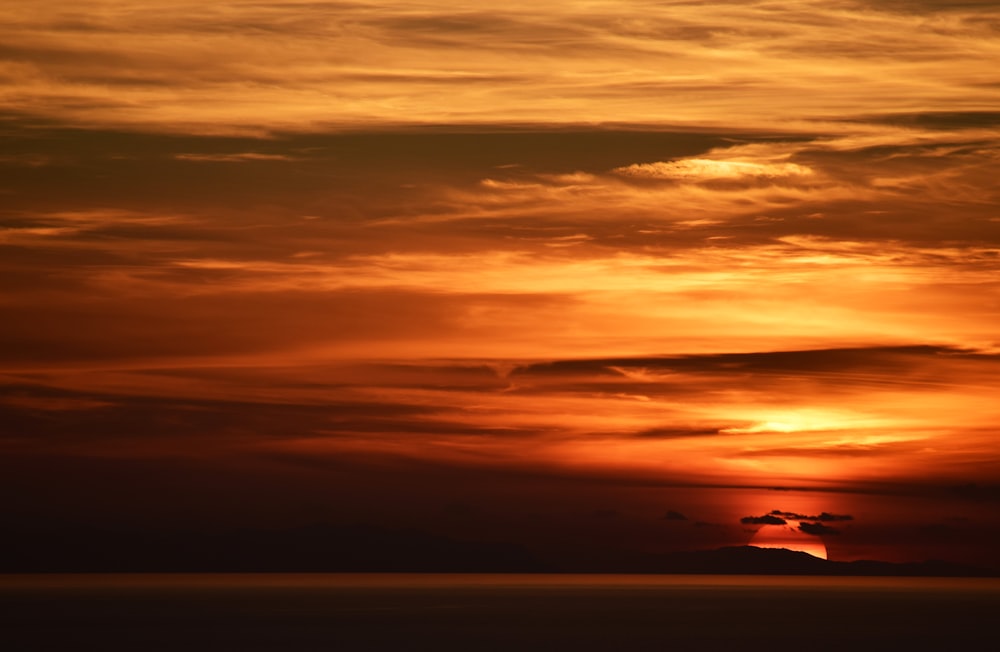 silhouette di nuvole durante l'alba