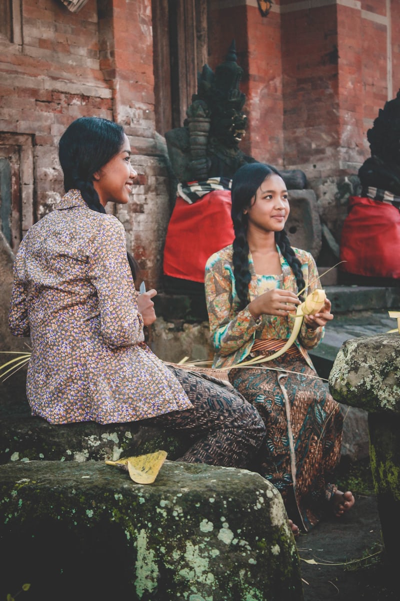 Orang Indonesia menyentuh jari telunjuk ke dagu saat memberi salam