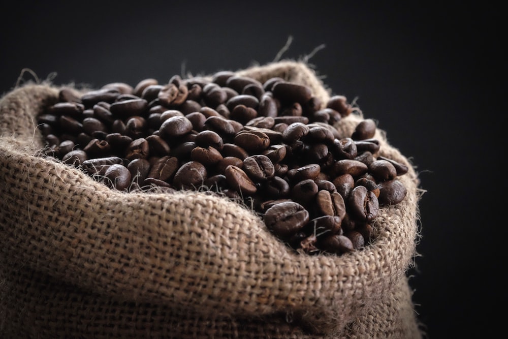 Flachfokusfotografie von Kaffeebohnen im Sack