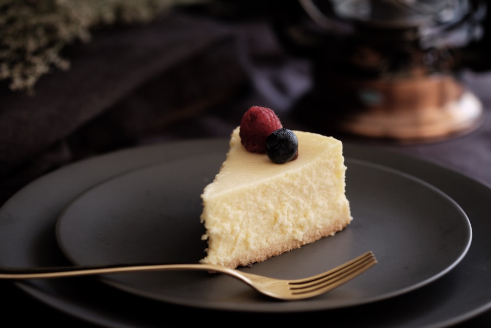 fetta di torta su piatto nero