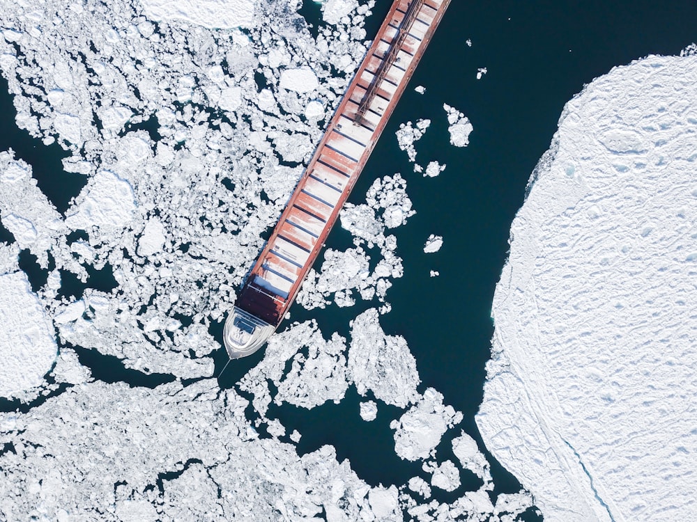 nave portacontainer che si schianta su iceberg