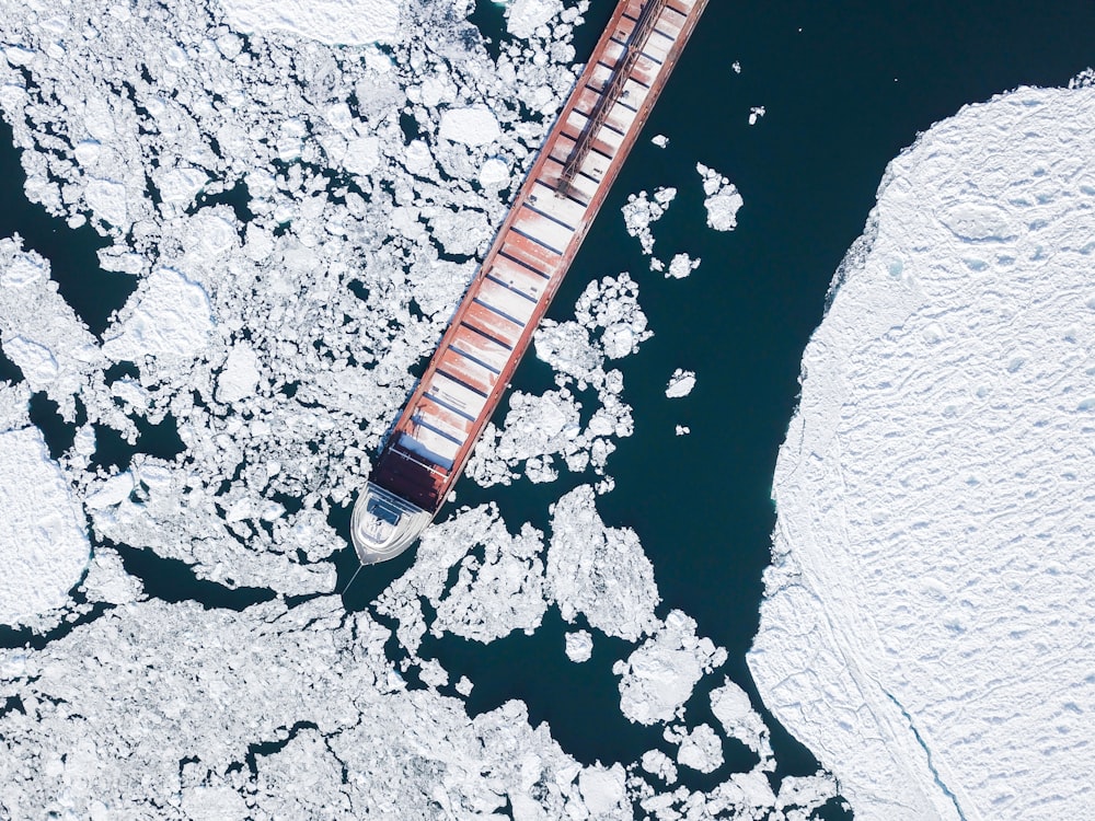buque portacontenedores chocando iceberg