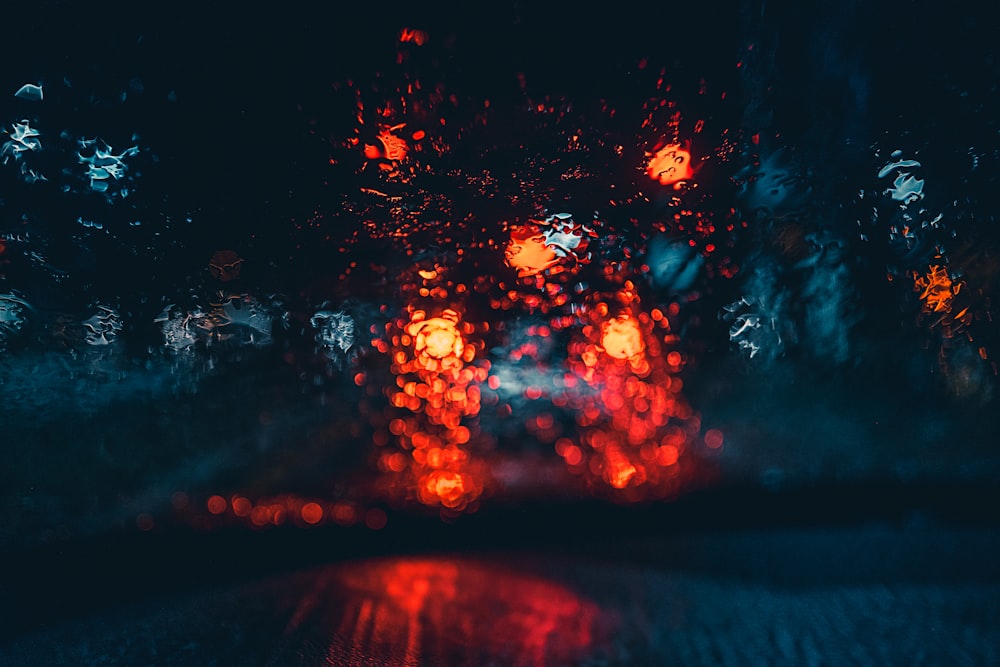 Una foto sfocata di una strada di notte