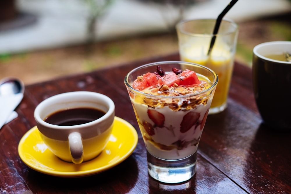 Postre servido en vaso de vidrio transparente