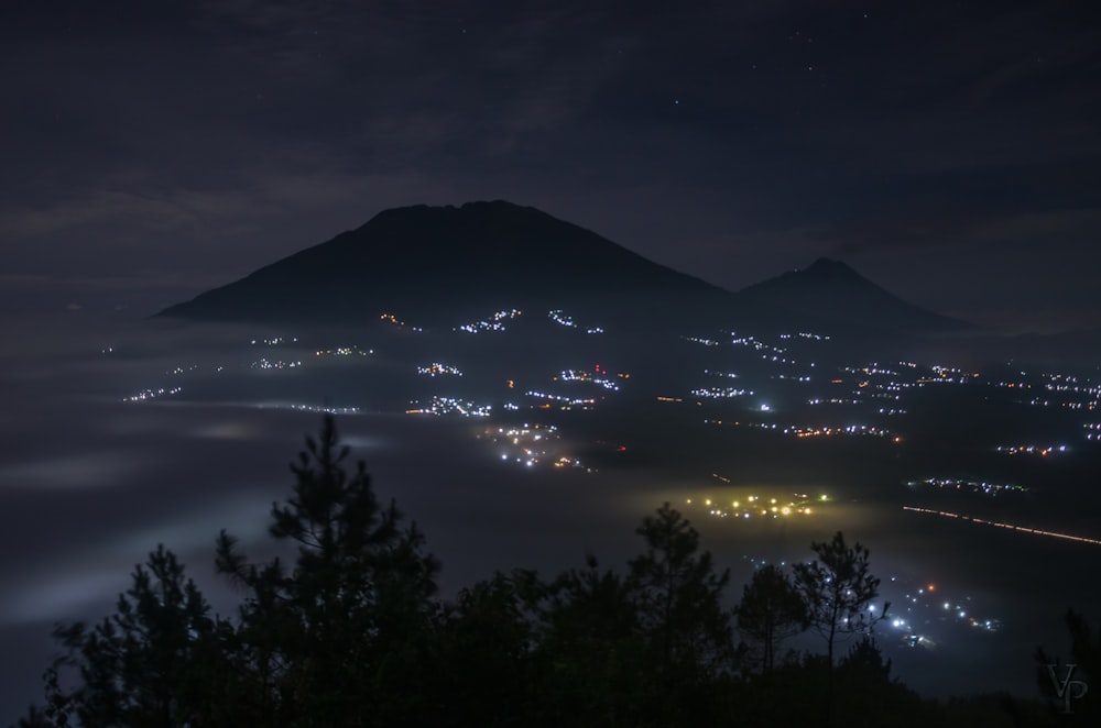 Fotografía de silueta de montaña