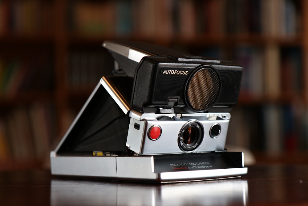 câmera Polaroid preto e cinza