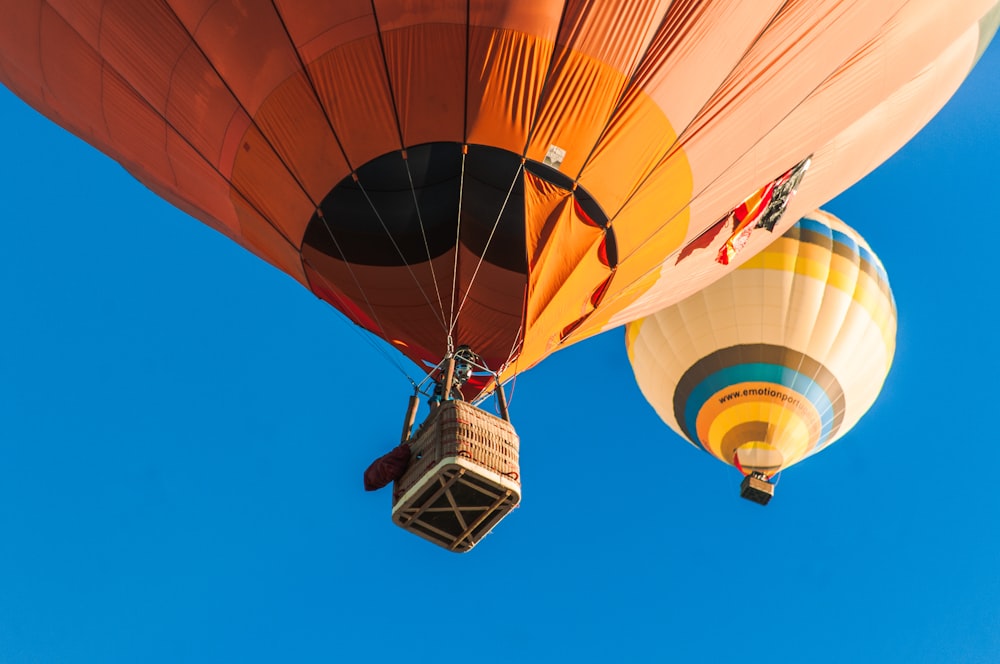 昼間の空に浮かぶ2つの熱気球