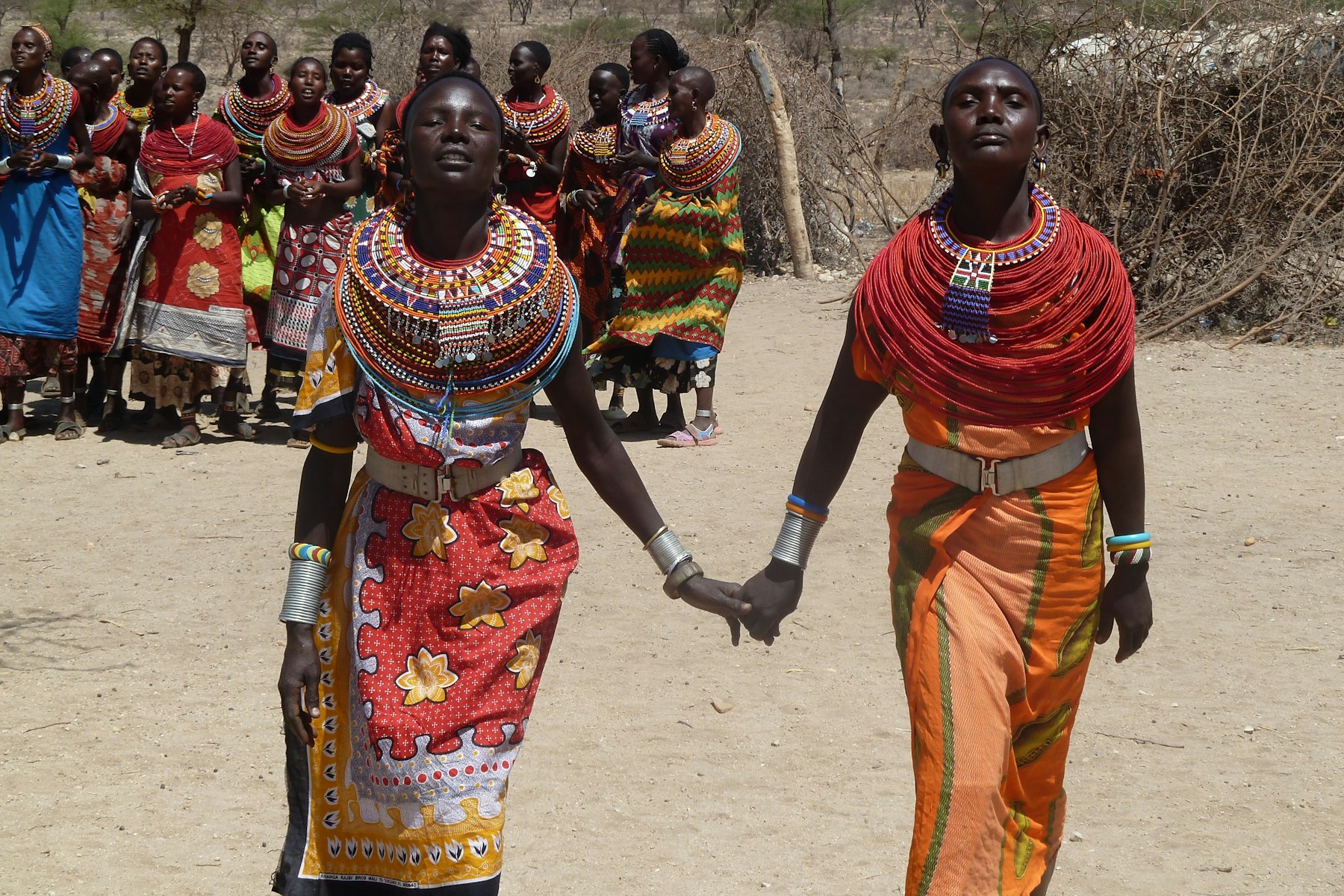 Femmes se tenant la main — solidarité