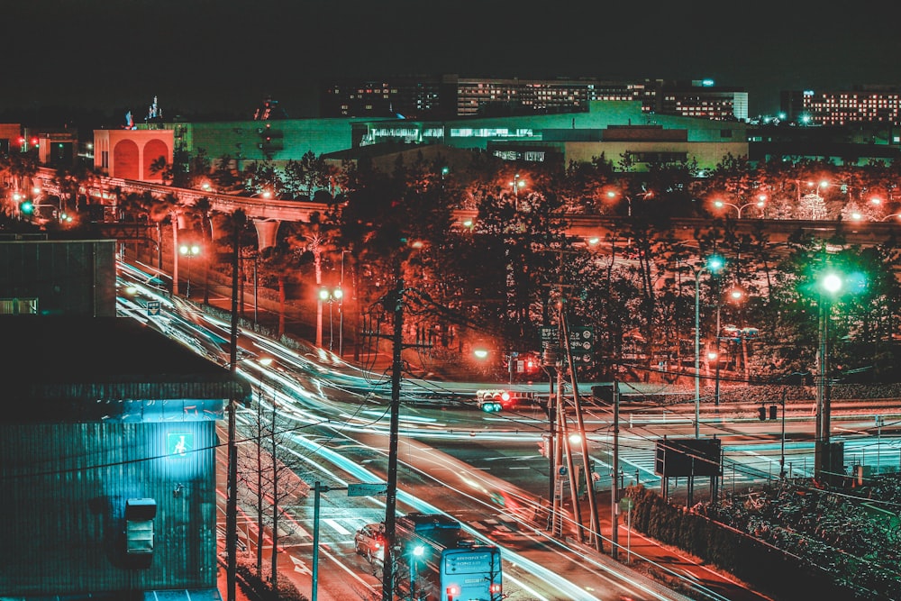 Zeitrafferfoto von beleuchteten Gebäuden bei Nacht