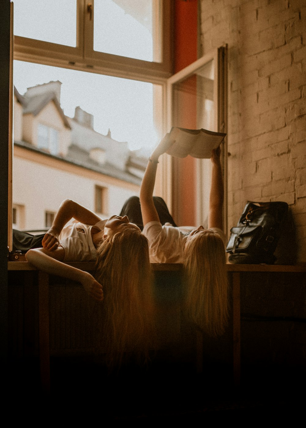 ragazze che leggono il libro mentre si trovano