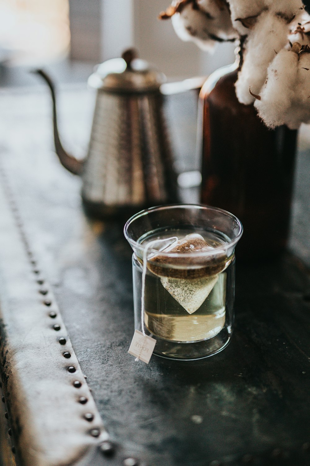 Vaso de té transparente casi lleno