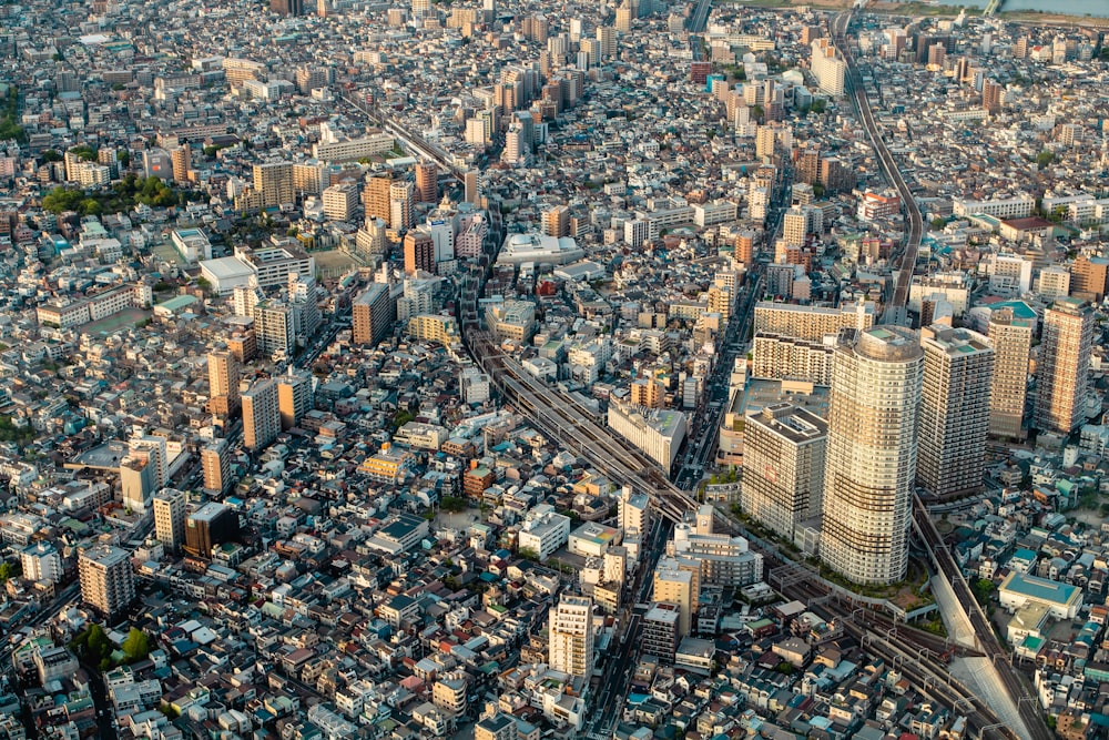 Foto aérea de la ciudad durante el día