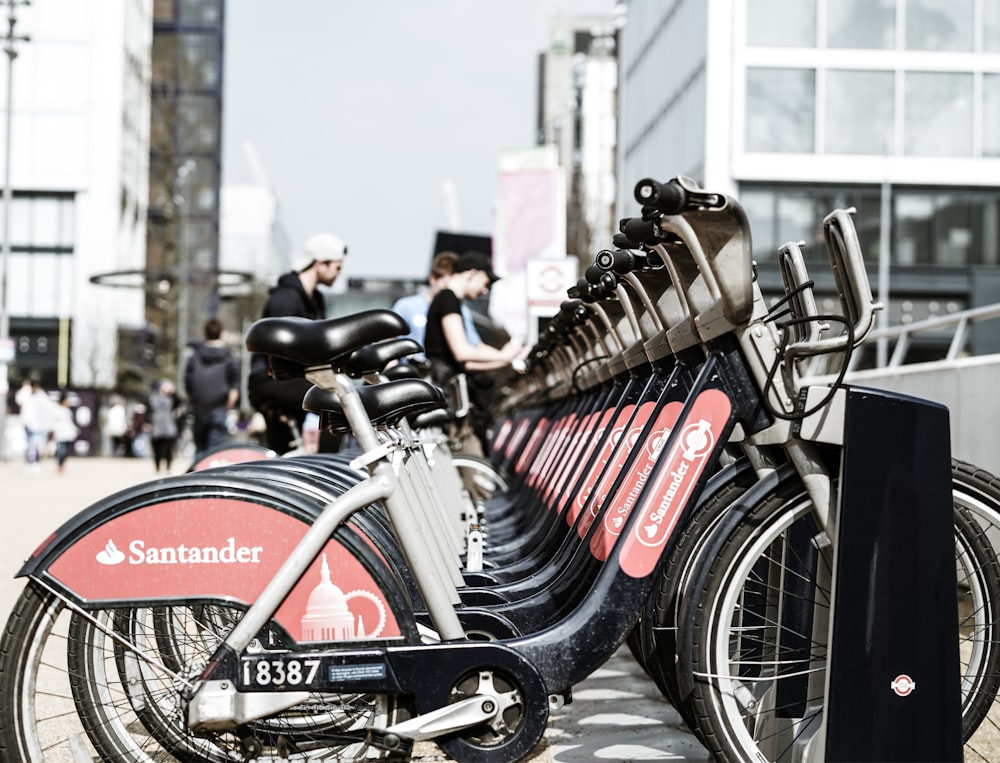 schwarze Santander-Fahrräder auf Fahrradständer geparkt