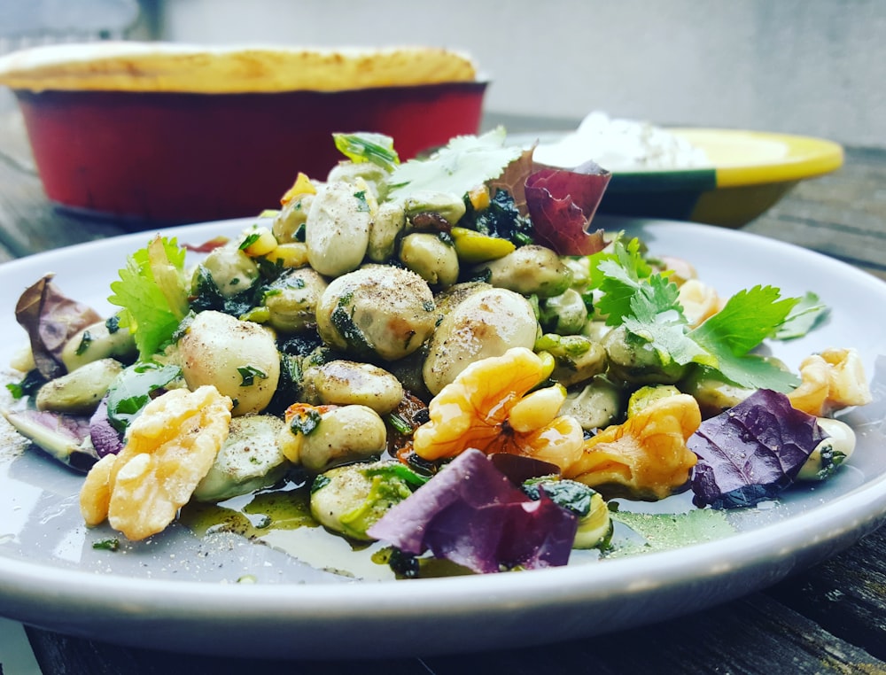 salada de legumes no prato de cerâmica branca