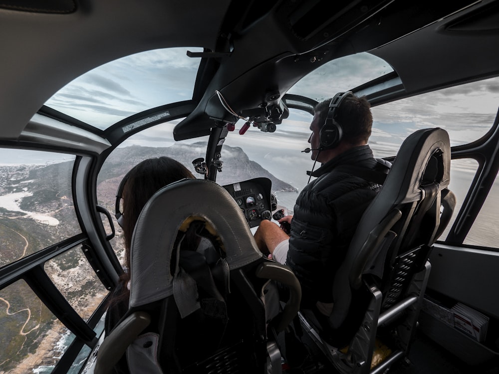 duas pessoas andando de avião durante o dia