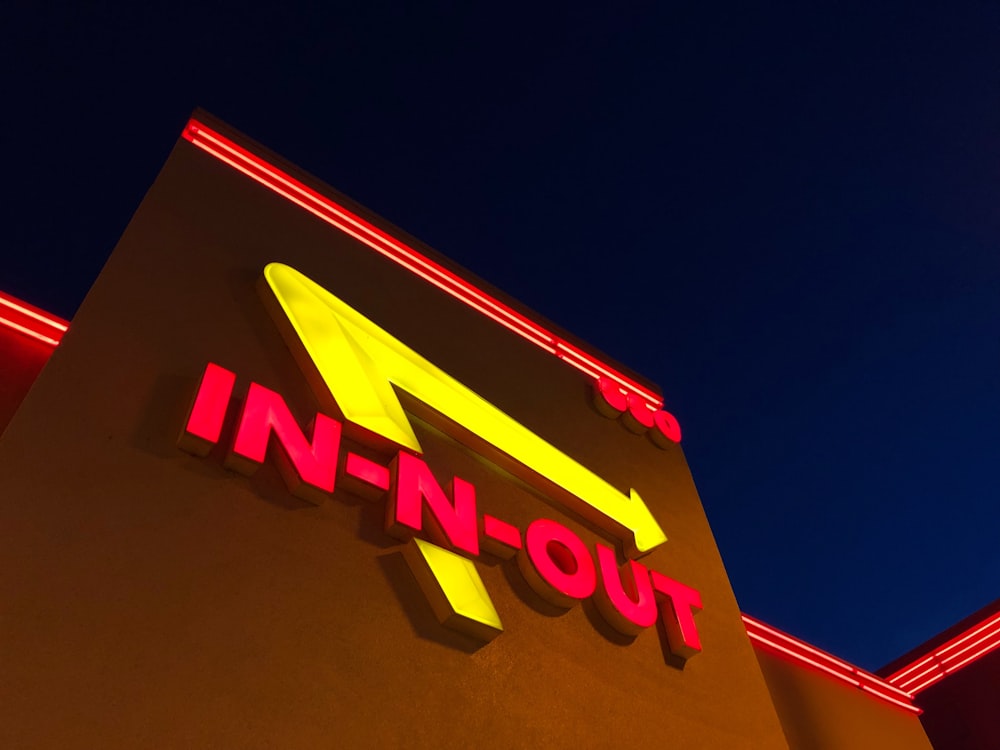 photographie en contre-plongée de la signalisation In-N-Out rouge et jaune