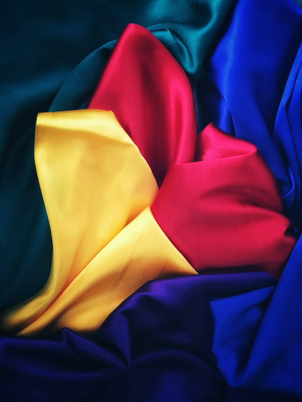 빨강, 노랑, 파랑 및 녹색 실크 천의 사진