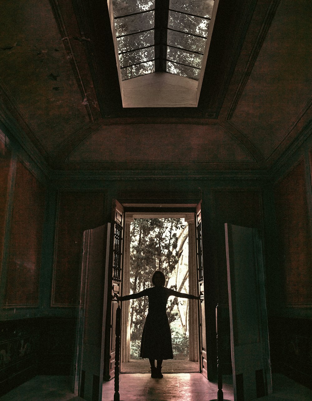 Mujer parada frente a una puerta