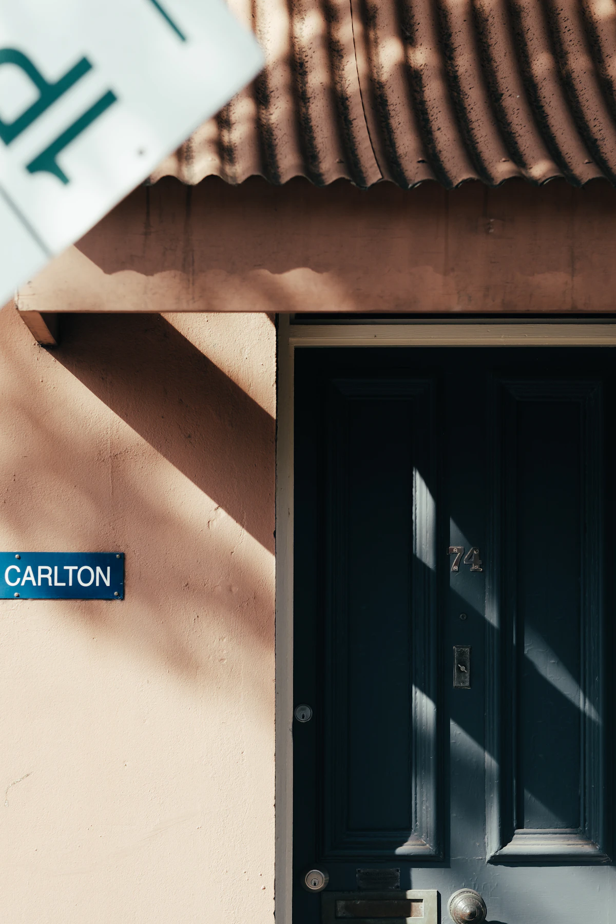 Pintu panel biru yang tertutup