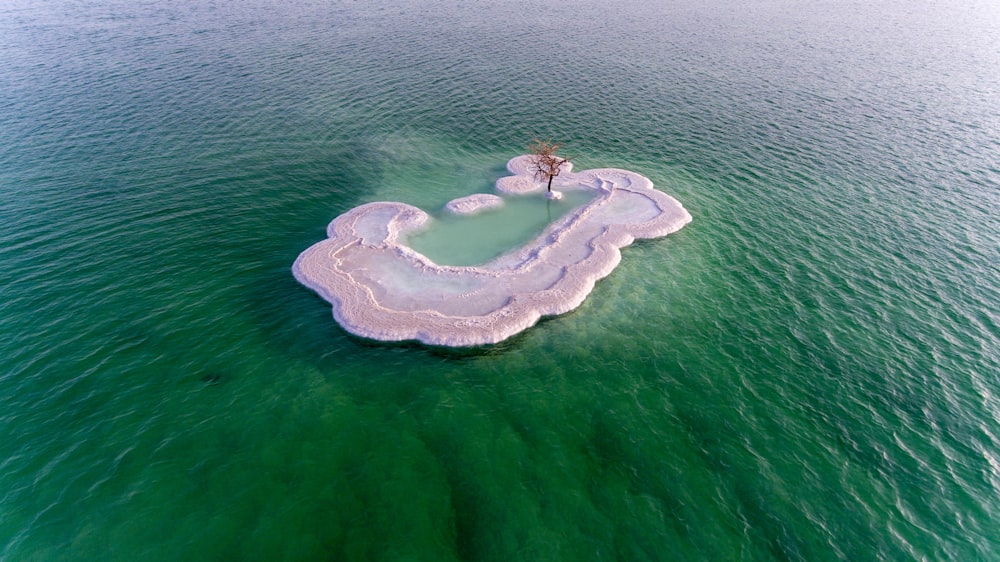 L’île blanche entourée d’eau