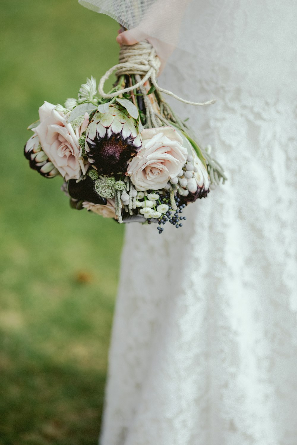 Fotografía de enfoque selectivo de ramo de flores de pétalos blancos y morados