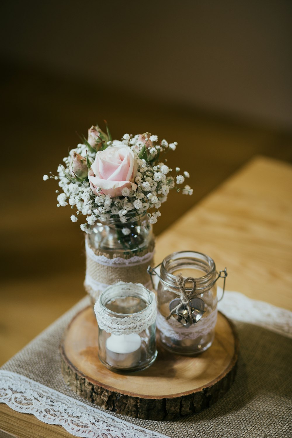 shallow focus photography of white and pink flowers in clear glass vase