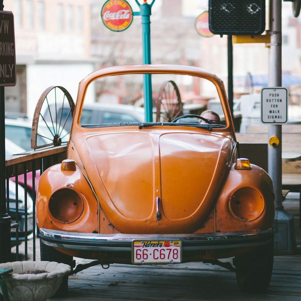 coche Volkswagen escarabajo naranja