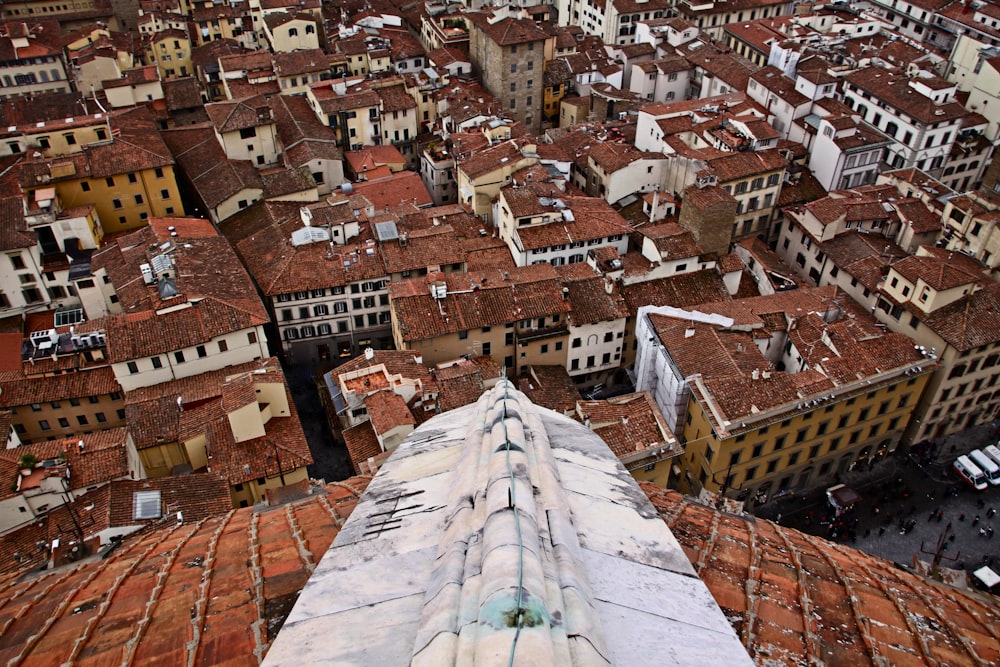Fotografía aérea de edificios de hormigón marrón