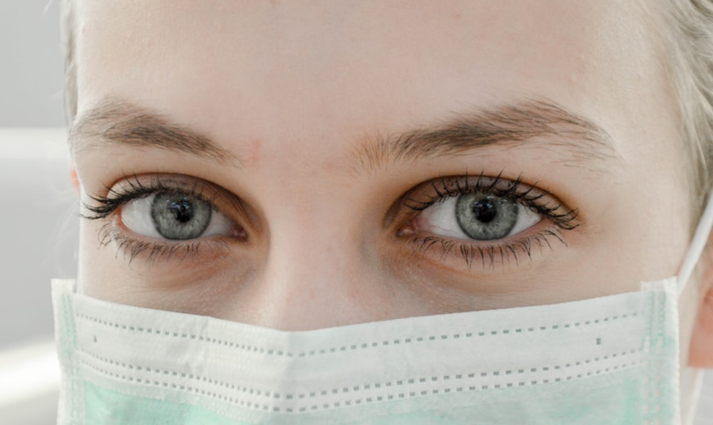 foto de closeup do olho da mulher usando máscara