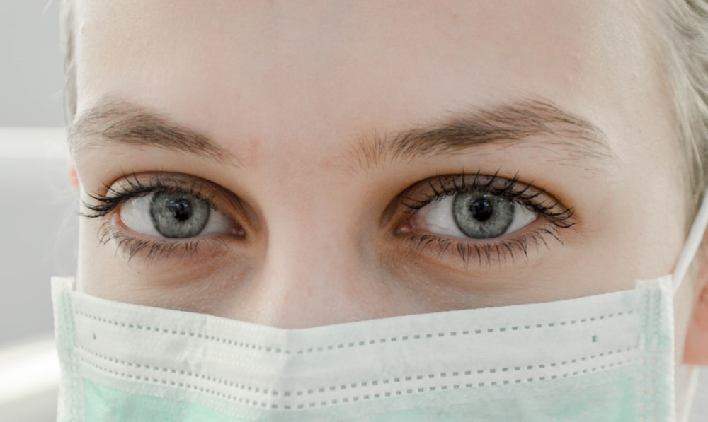 Foto de primer plano del ojo de la mujer con máscara