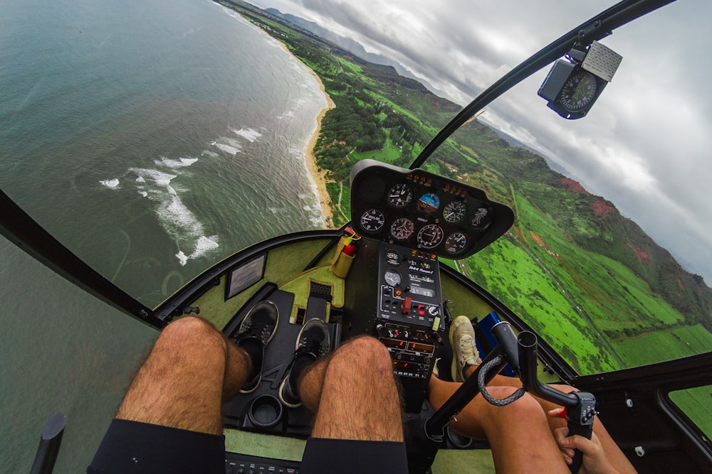 Personas que viajan en vehículo aéreo