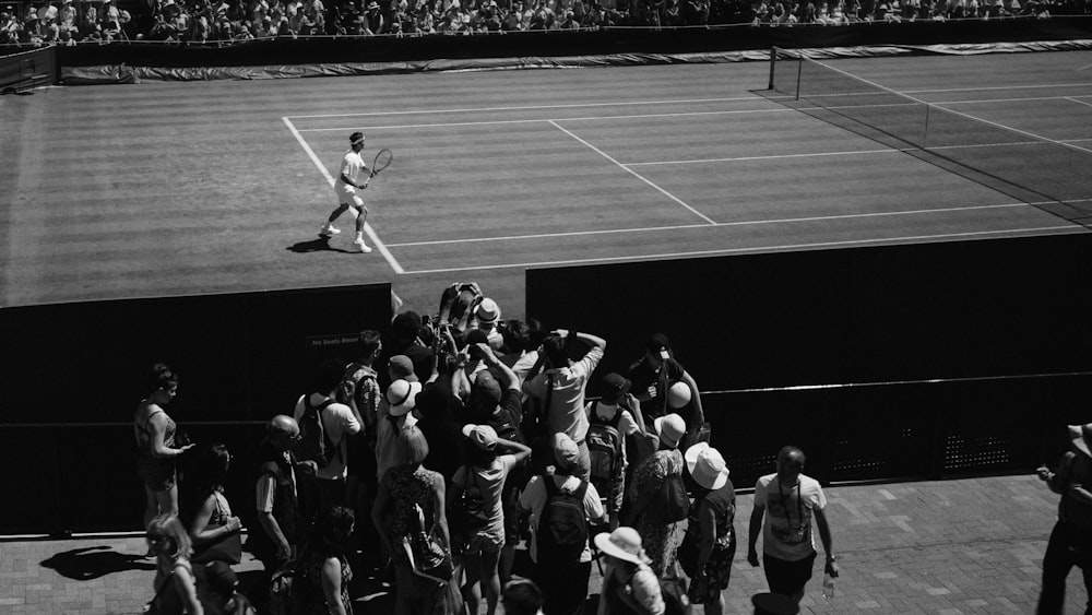 Graustufenfoto einer Person, die Tennis spielt