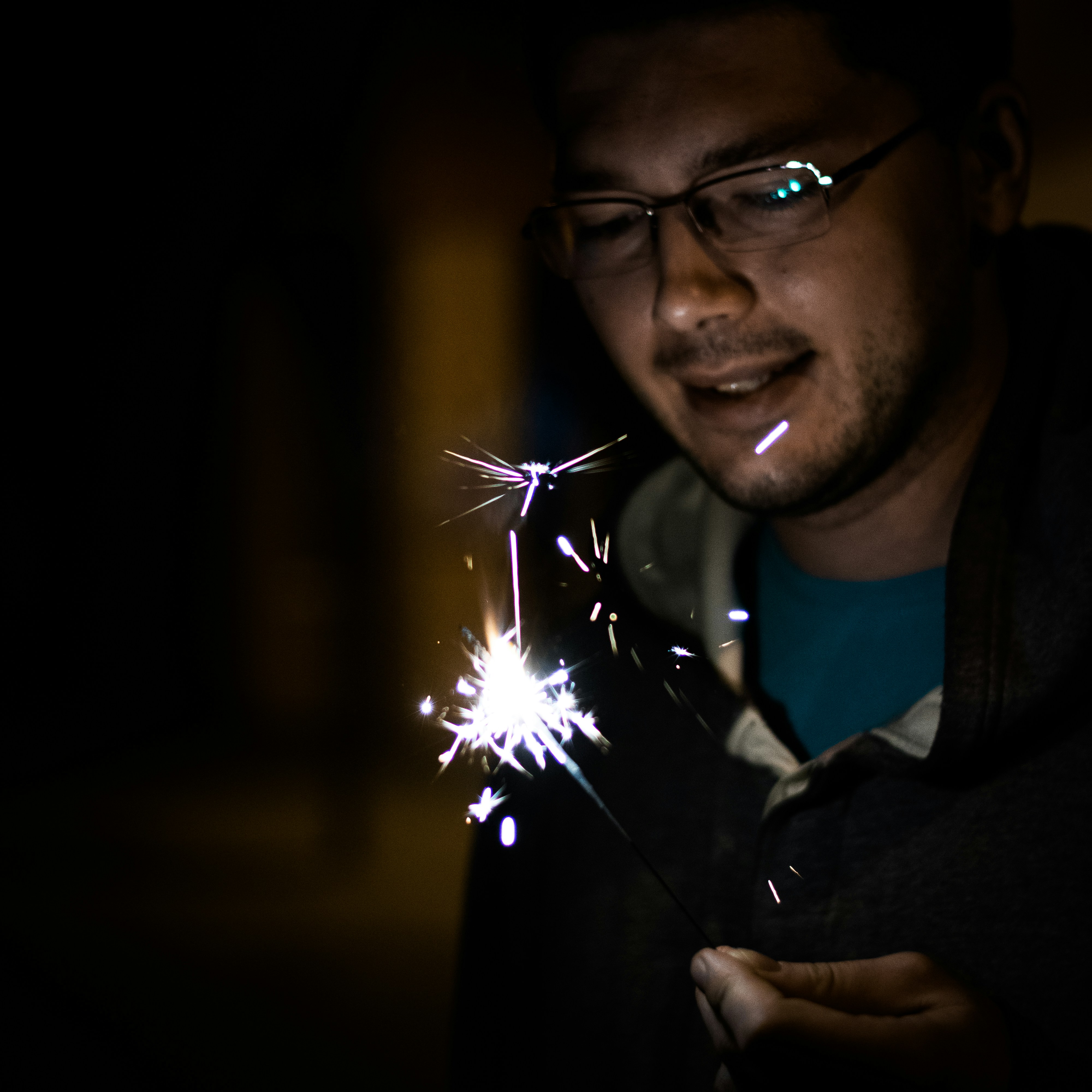 안경이 반짝이는 꿈과 그 의미에 대한 다양한 해석