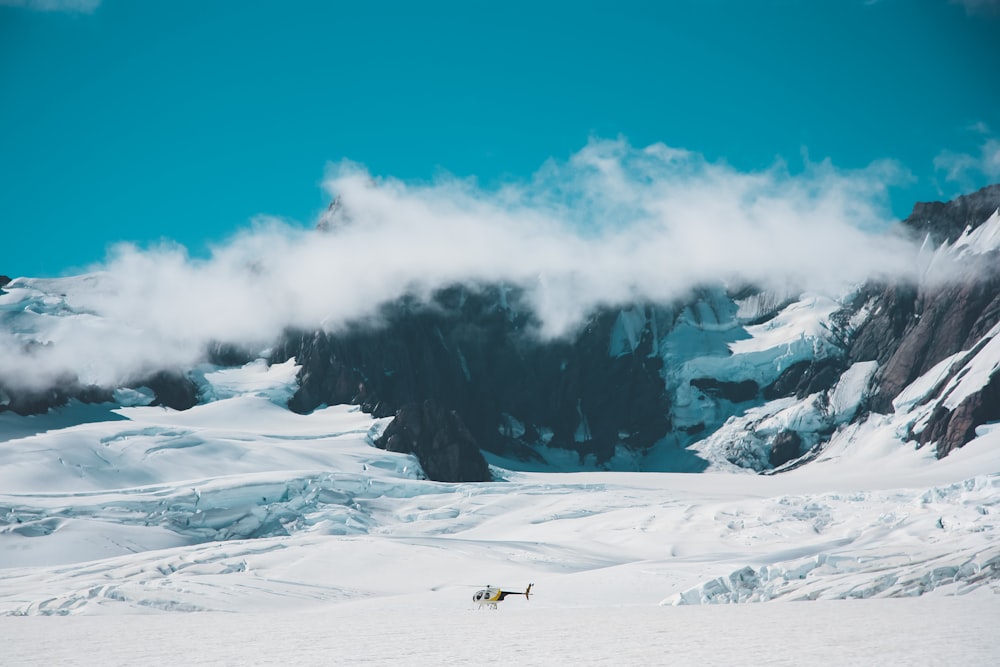 montagne de neige sous ciel bleu