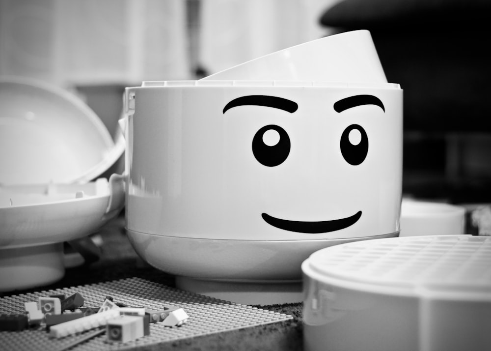 photographie en niveaux de gris d’un jouet en plastique LEGO