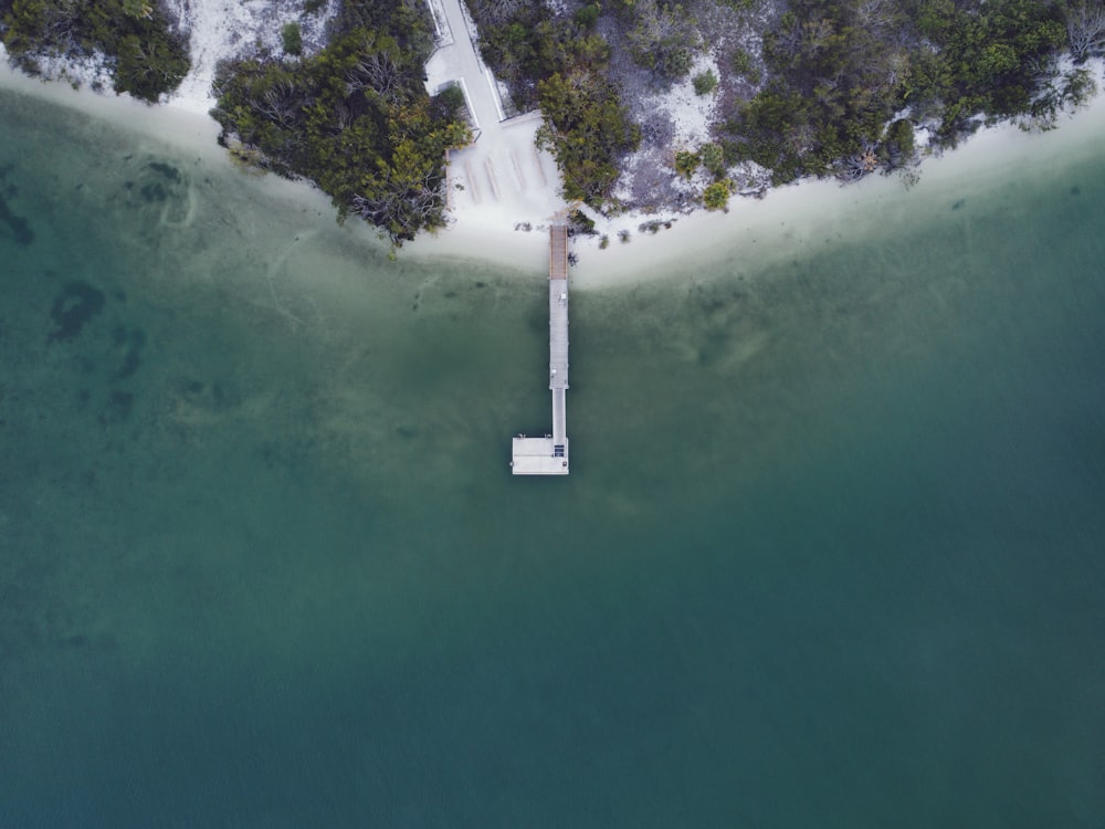 Luftaufnahme der Insel in der Nähe des Gewässers