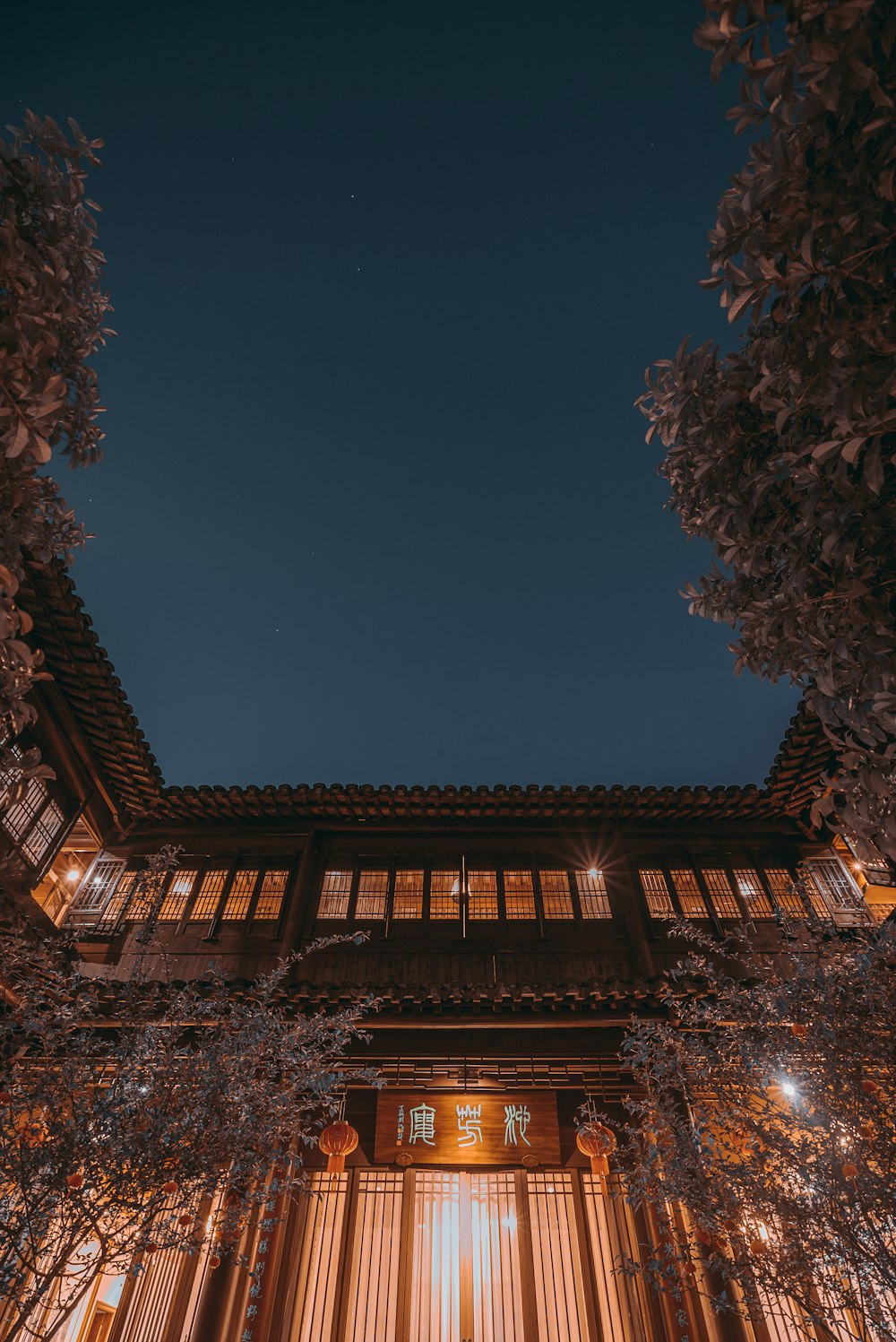 夜の茶色い木造寺院