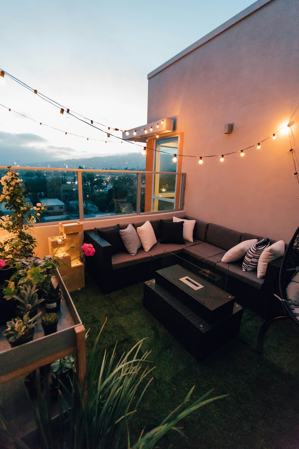 almohadas de colores variados cerca del edificio