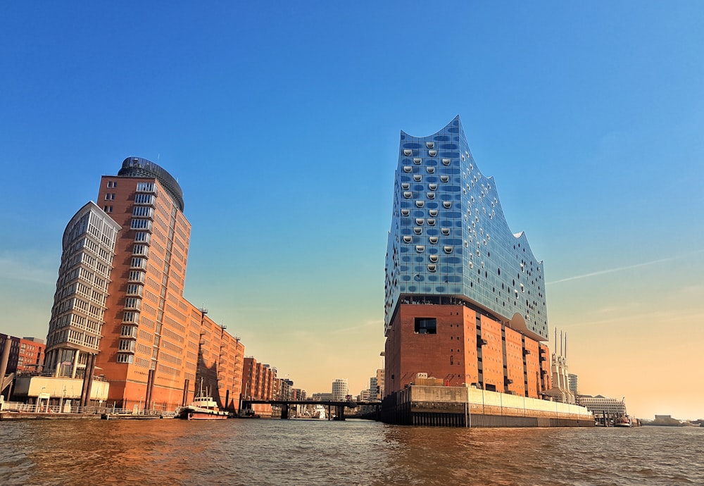 edifícios de concreto marrom sob o céu azul