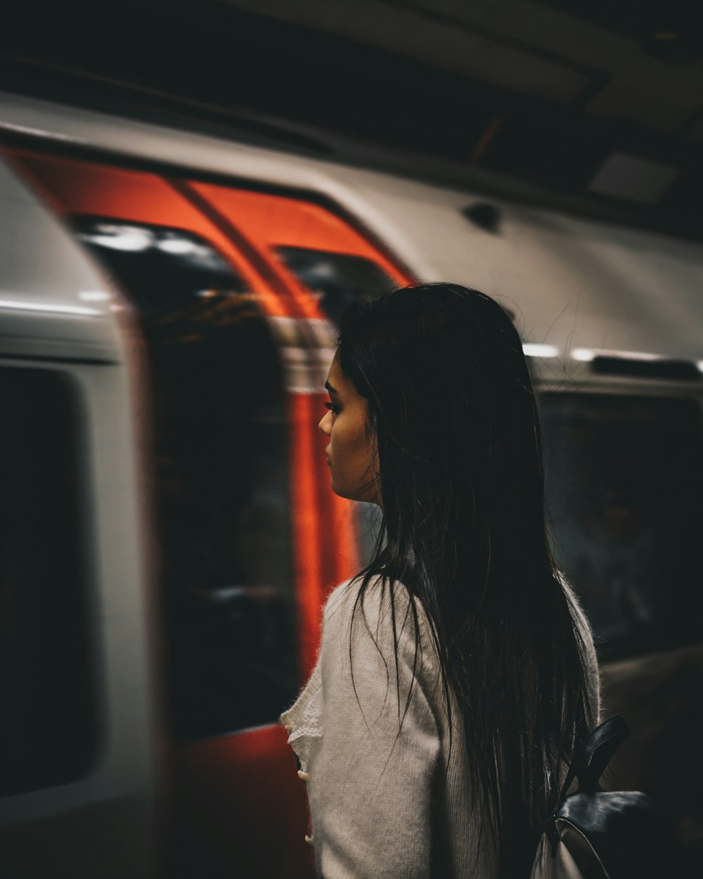 hombre con camisa gris parado frente al tren