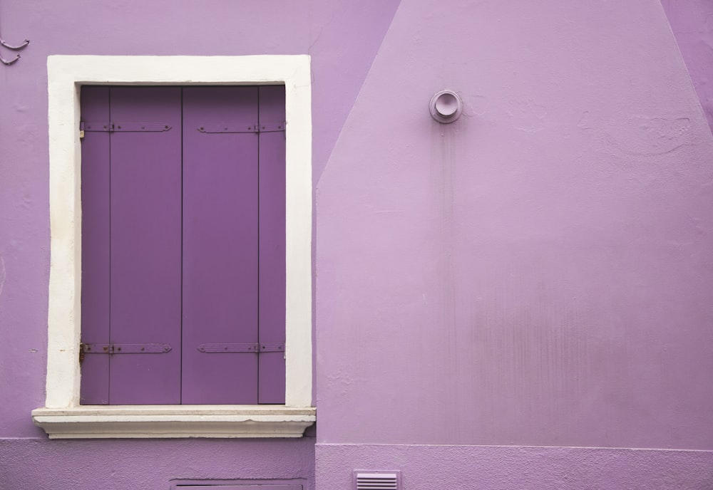 Decoración de pared púrpura y pared de ventana de madera blanca