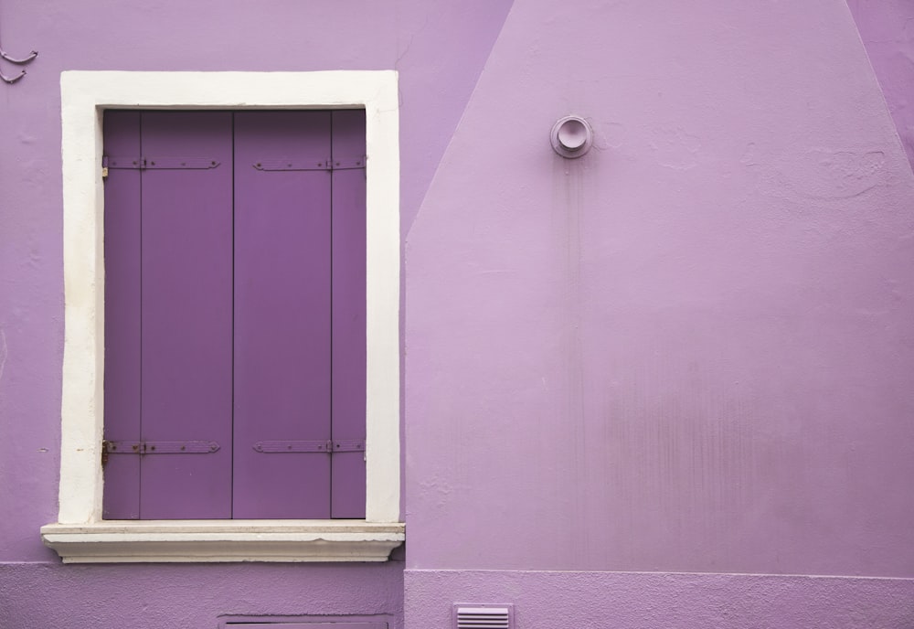 Mur violet et décoration murale de fenêtre en bois blanc