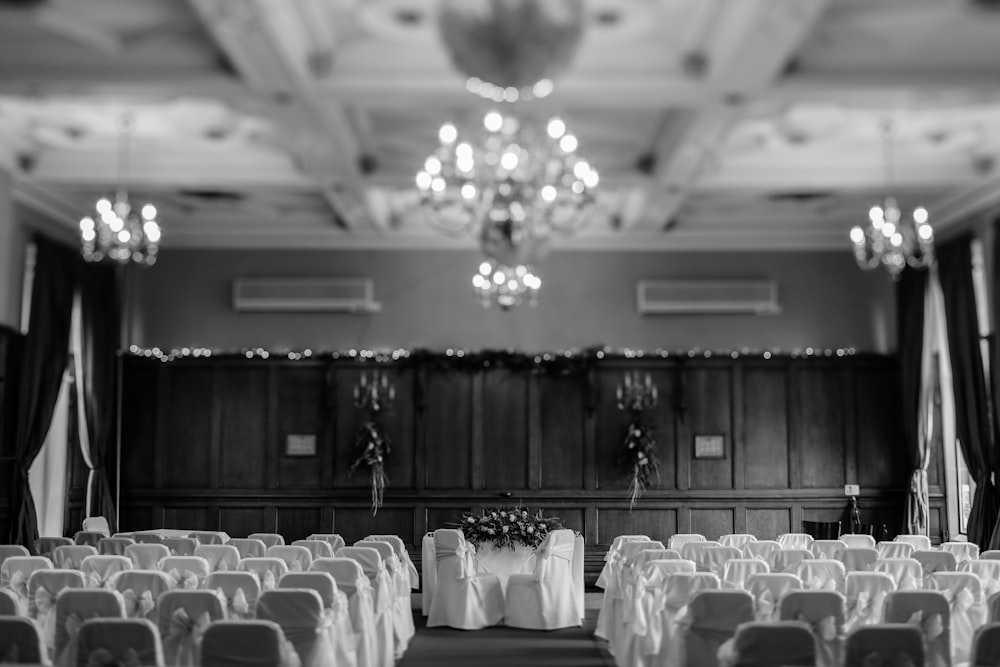 Configuración de la ceremonia de boda en foto en escala de grises