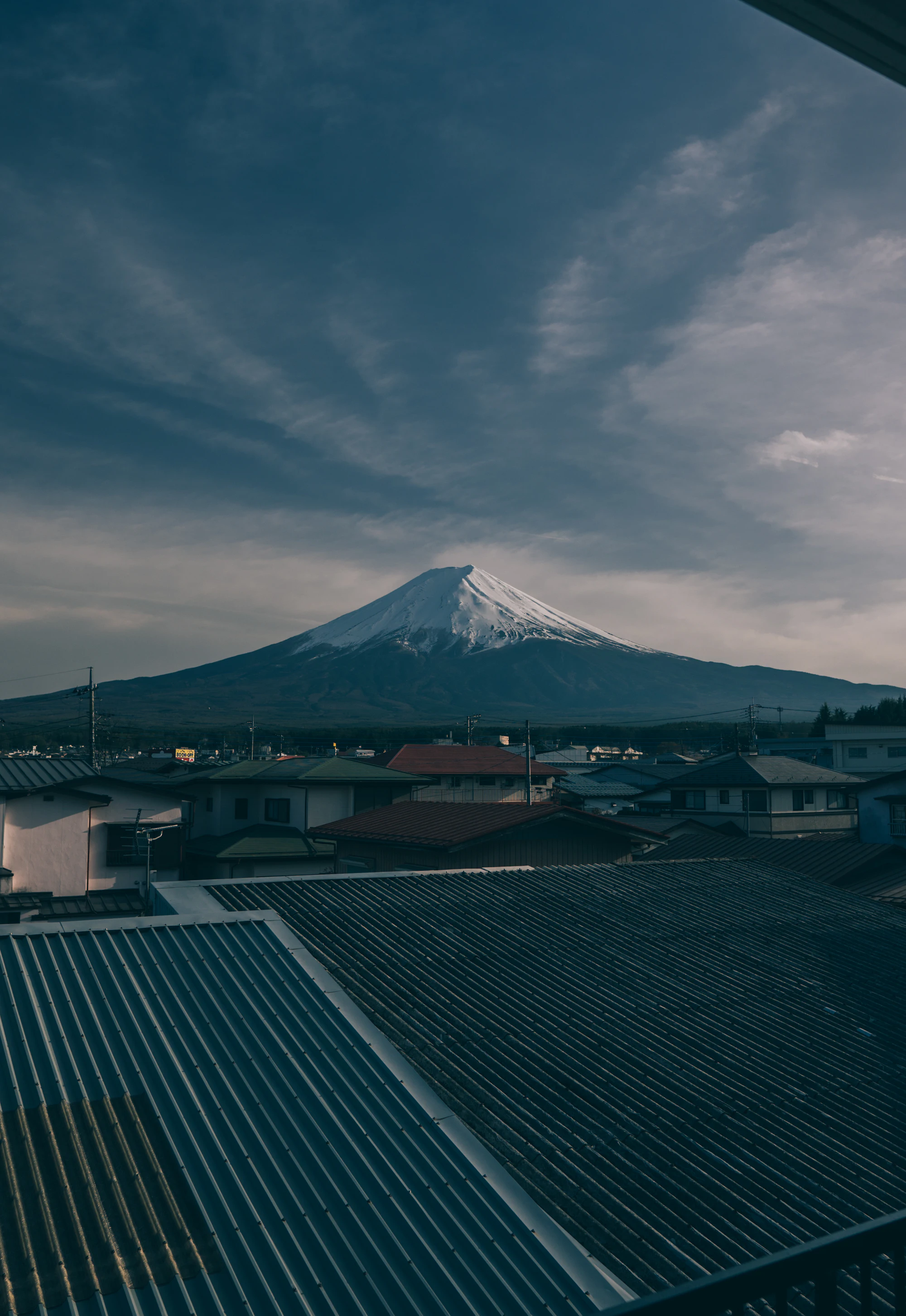 朝もやのなかに連なる山並み